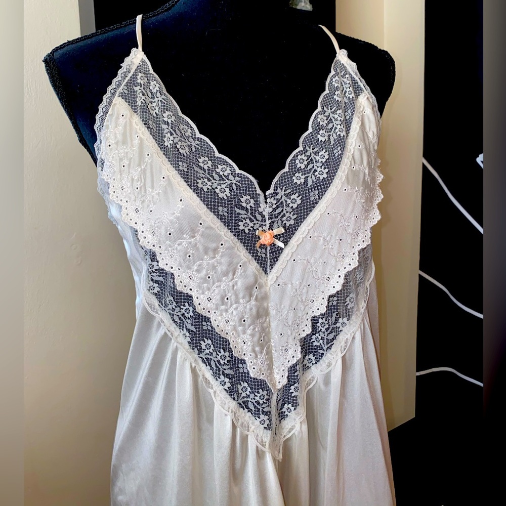 1980’s Joan Collins Vintage Lace Trimmed Nightgown